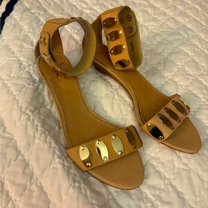 Badgley Mischa tan leather sandals with gold accents ankle strap size 9 NWOT